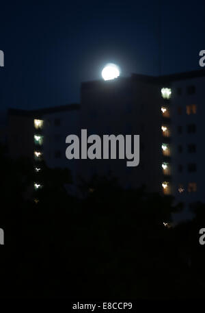 Astigmatico occhi visione. Doppio vedere. Dark Night Shot con luna piena con bordi doppi, il modo in cui gli occhi con visione astigmatica Foto Stock