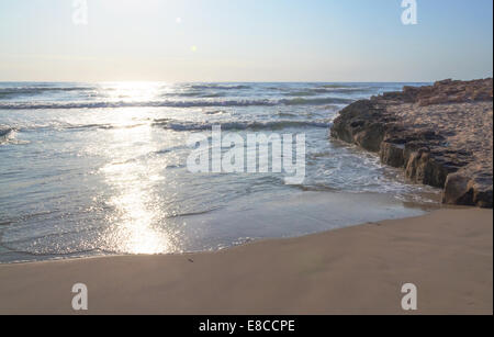 La scena sulla spiaggia in una giornata di vento con venti di scirocco, portando sabbia rossa dal deserto del Sahara. Torrevieja, Costa Blanca, Spagna su lug Foto Stock