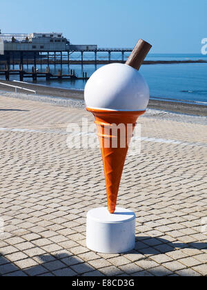 In plastica di grandi dimensioni il gelato sul lungomare di Aberystwyth Ceredigion REGNO UNITO Galles Foto Stock