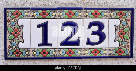 Numero di casa in stile spagnolo costituito da piastrelle di ceramica Foto Stock