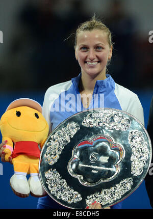 Pechino, Cina. 5 Ottobre, 2014. Petra KVITOVA della Repubblica ceca pone per la fotografia durante la cerimonia di premiazione delle donne singoli match finale contro Maria Sharapova della Russia al China Open Tennis Tournament a Pechino, in Cina, il 5 ottobre 2014. Credito: Chen Yehua/Xinhua/Alamy Live News Foto Stock