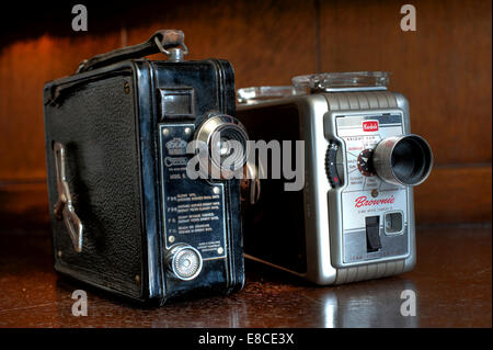 Kodak Brownie orologeria 8mm e Coronet Modello B 9.5mm orologeria fotocamere cine. Foto Stock