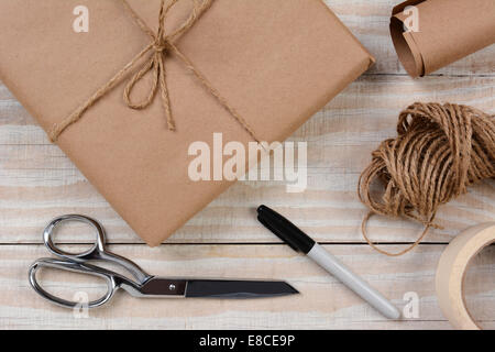 Elevato angolo colpo di strumenti e materiali per la confezione di un pacco. Foto Stock