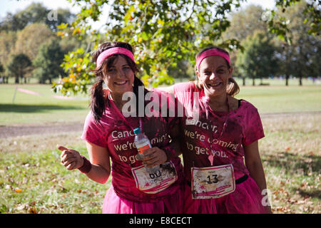 Londra, Regno Unito. 5 Ottobre, 2014. Gara di cancro per Life Run - i partecipanti su Clapham Common, Londra UK Credit: M.Sobreira/Alamy Live News Foto Stock