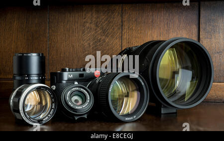 Leica M 240 Telemetro digitale con una selezione di lenti. Foto Stock