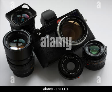 Leica M 240 Telemetro digitale con una selezione di lenti. Foto Stock