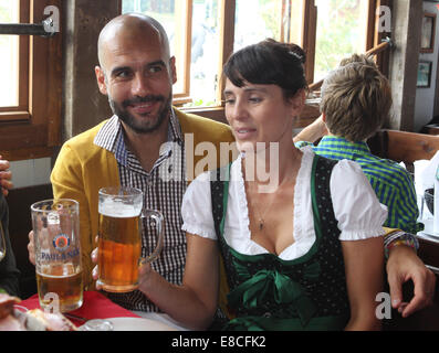 Monaco di Baviera, Germania. 5 Ottobre, 2014. Tam allenatore Josep Guardiola (L) di FC Bayern Muenchen e sua moglie Cristina frequentare l'Oktoberfest 2014 Festa della birra a Kaefers Wiesenschaenke a Theresienwiese il 5 ottobre 2014 a Monaco di Baviera, Germania. Credito: kolvenbach/Alamy Live News Foto Stock