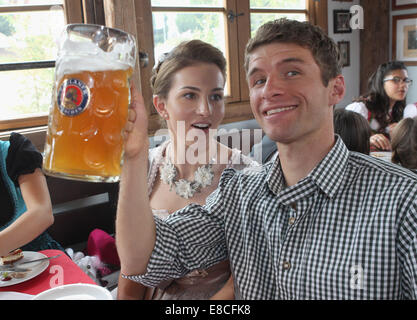 Monaco di Baviera, Germania. 5 Ottobre, 2014. Thomas Mueller (R) di FC Bayern Monaco e di sua moglie Lisa frequentare l'Oktoberfest 2014 Festa della birra a Kaefers Wiesenschaenke a Theresienwiese il 5 ottobre 2014 a Monaco di Baviera, Germania. Credito: kolvenbach/Alamy Live News Foto Stock