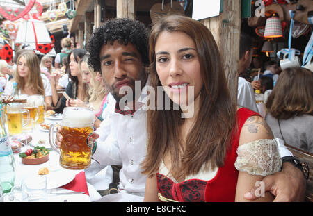 Monaco di Baviera, Germania. 5 Ottobre, 2014. Dante (L) di FC Bayern Muenchen e Joselina frequentare l'Oktoberfest 2014 Festa della birra a Kaefers Wiesenschaenke a Theresienwiese il 5 ottobre 2014 a Monaco di Baviera, Germania. Credito: kolvenbach/Alamy Live News Foto Stock