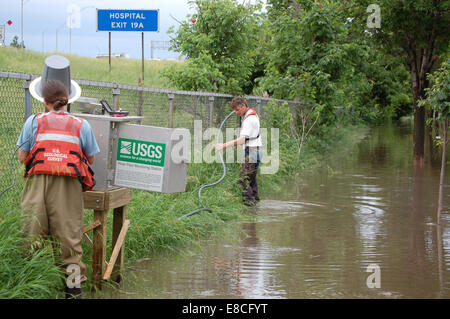 002 Streamgage temporanea di installazione, Cedar Rapids IA Foto Stock