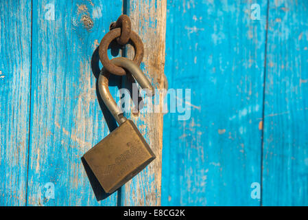 Lucchetto in blu porta in legno in Grecia Foto Stock