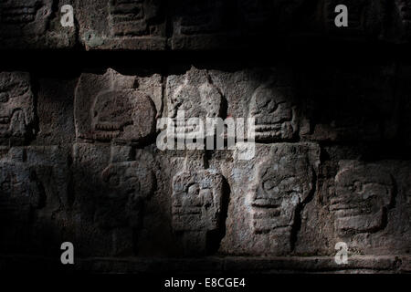 Sculture di teschi decorare un edificio nella città Maya di Chichen Itza, la penisola dello Yucatan, Messico Foto Stock