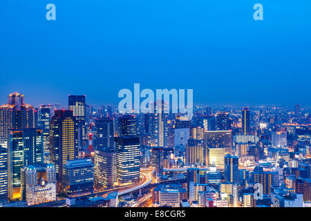 Lo skyline di densa di quartiere Umeda di Osaka, in Giappone. Foto Stock