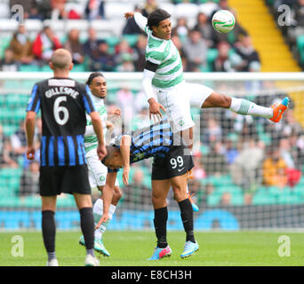 Glasgow, Scozia. 05 ott 2014. Premier League scozzese. Celtic rispetto a Hamilton. Virgilio van Dijk batte Mickael Antoine-Curier alla sfera Credito: Azione Sport Plus/Alamy Live News Foto Stock