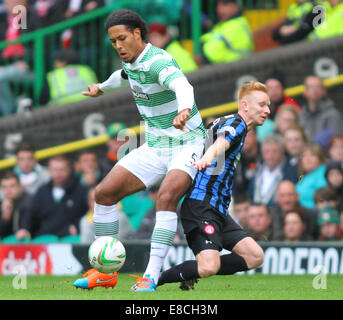 Glasgow, Scozia. 05 ott 2014. Premier League scozzese. Celtic rispetto a Hamilton. Virgilio van Dijk spazzole Ali Crawford off il credito a sfera: Azione Plus sport/Alamy Live News Foto Stock