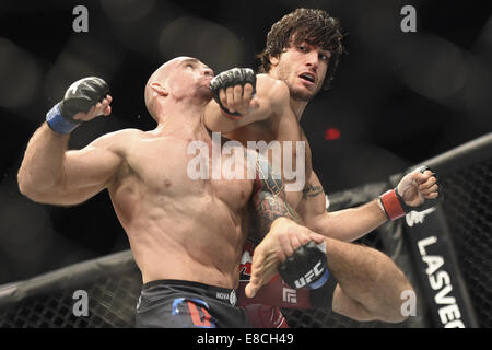 Halifax, Nova Scotia, Canada. 5 Ottobre, 2014. BRUNO SANTOS, trunk nero, battaglie ELIAS THEODOROU, maroon tronchi, durante UFC Fight Night 54 a Scotiabank centro di Halifax. Theodoru sconfitto Santos mediante decisione unanime 29-28 (x3). Credito: Allan Zilkowsky/ZUMA filo/Alamy Live News Foto Stock