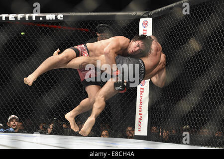 Halifax, Nova Scotia, Canada. 5 Ottobre, 2014. ELIAS THEODOROU, maroon tronchi, tiene giù BRUNO SANTOS, nero tronchi, durante UFC Fight Night 54 a Scotiabank centro di Halifax. Theodoru sconfitto Santos mediante decisione unanime 29-28 (x3). Credito: Allan Zilkowsky/ZUMA filo/Alamy Live News Foto Stock