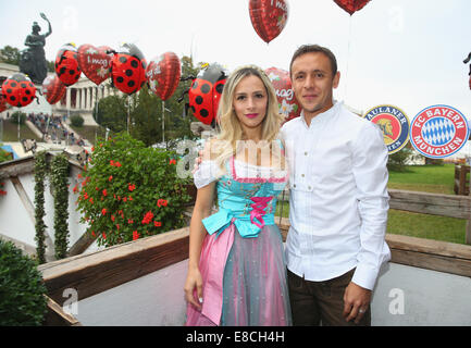 Monaco di Baviera, Germania. 5 Ottobre, 2014. Dispensa - Rafinha del Bayern Monaco di Baviera assiste con la sua fidanzata Carolina il festival della birra Oktoberfest in corrispondenza della Kaefer Wiesnschaenke tenda a Theresienwiese il 5 ottobre 2014 a Monaco di Baviera, Germania. Credito: dpa/Alamy Live News Foto Stock