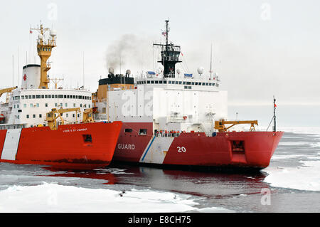 Rompighiaccio OCEANO ARTICO - Guardia Costiera canadese nave Louis S. St-Laurent cravatte fino ai guardacoste Healy nell'Oceano Artico sett. 5, 2009. Le due navi sono prendendo parte a una pluriennale e multi-agenzia sondaggio Artico che contribuirà a definire il Ar Foto Stock