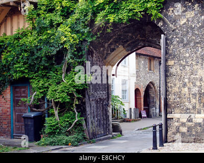 Guardando fuori dalla Cattedrale di Winchester vicino attraverso un gateway medievale verso l'antico Kings Gate nella città di Winchester Foto Stock