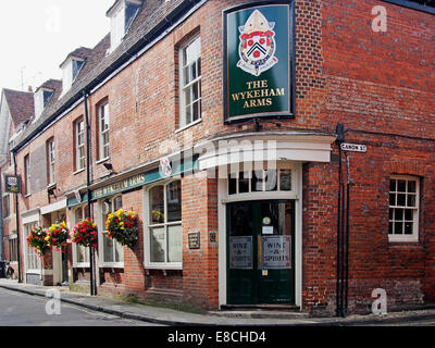 I bracci Wykeham in Kingsgate Street, Winchester, Hampshire è un ben noto pub, hotel e ristorante con i clienti di celebrità. Foto Stock