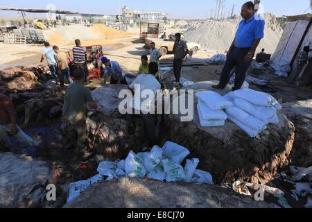 La città di Gaza, Striscia di Gaza, Territori palestinesi. 5 Ottobre, 2014. I lavoratori palestinesi tan pelle di vacche e pecore macellati dopo il secondo giorno di Eid al-Adha o la festa del sacrificio, in corrispondenza di una conceria in Gaza City il 5 ottobre 2014. Credito: ZUMA Press, Inc./Alamy Live News Foto Stock