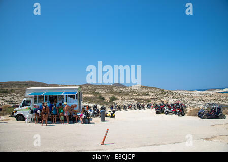 Mensa per sarakiniko bay a isola di Milos in Grecia Foto Stock