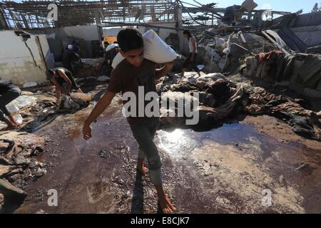 La città di Gaza, Striscia di Gaza, Territori palestinesi. 5 Ottobre, 2014. I lavoratori palestinesi tan pelle di vacche e pecore macellati dopo il secondo giorno di Eid al-Adha o la festa del sacrificio, in corrispondenza di una conceria in Gaza City il 5 ottobre 2014. Credito: ZUMA Press, Inc./Alamy Live News Foto Stock