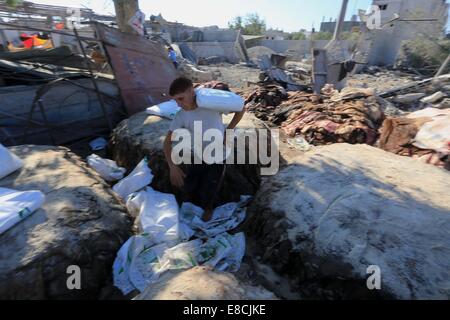 La città di Gaza, Striscia di Gaza, Territori palestinesi. 5 Ottobre, 2014. I lavoratori palestinesi tan pelle di vacche e pecore macellati dopo il secondo giorno di Eid al-Adha o la festa del sacrificio, in corrispondenza di una conceria in Gaza City il 5 ottobre 2014. Credito: ZUMA Press, Inc./Alamy Live News Foto Stock