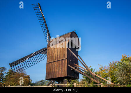 Danese tipico mulino a vento del XVI secolo, il museo all'aria aperta, Frilandsmuseet, Lyngby, area di Copenaghen, Danimarca Foto Stock