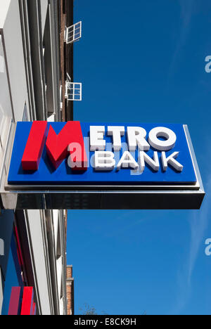 Cartello pubblicitario da appendere ad un ramo del metro Bank, Kensington High Street, Londra, Inghilterra Foto Stock