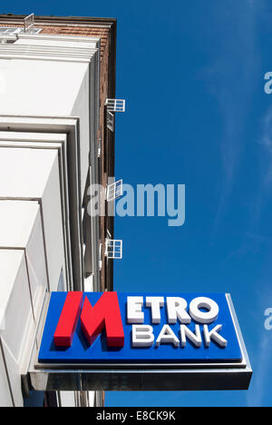 Cartello pubblicitario da appendere ad un ramo del metro Bank, Kensington High Street, Londra, Inghilterra Foto Stock