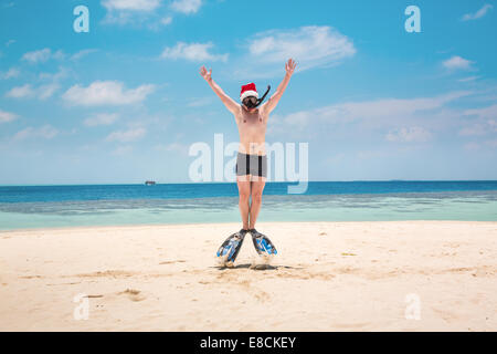 Vacanze di Natale - uomo in santa hat sulle Maldive spiaggia tropicale Foto Stock