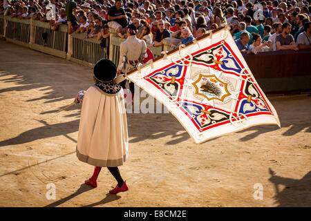 Uomo che porta una bandiera da Istrice contrade, il corteo storico prima del Palio di Siena corsa di cavalli, Siena, Italia Foto Stock