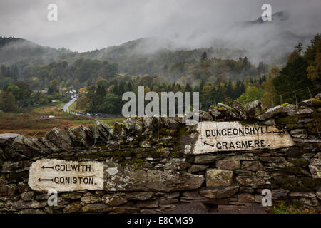 Cartello stradale su lane near Elterwater, Lake District, Cumbria Foto Stock