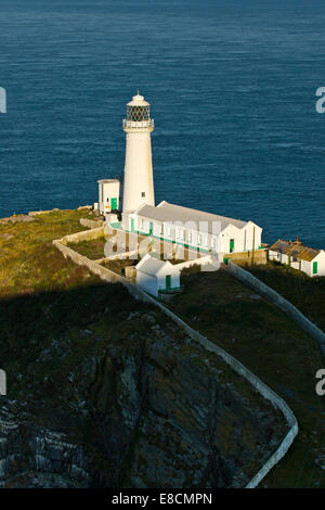 Sud pila faro sulla costa occidentale dell Isola Santa parte dell'isola di Anglesey (Sir Ynys Mon) North Wales UK in estate. Foto Stock