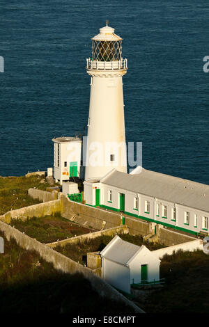 Sud pila faro sulla costa occidentale dell Isola Santa parte dell'isola di Anglesey (Sir Ynys Mon) North Wales UK in estate. Foto Stock