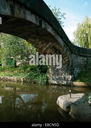 Passerella di pietra al Fairfield serrature di bloccaggio (18) sull'Ashton Canal, Droylsden, Tameside, Manchester, Inghilterra, Regno Unito Foto Stock