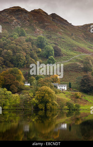 Lakeland cottages riflessa in Loughrigg Tarn, Lake District, Cumbria Foto Stock