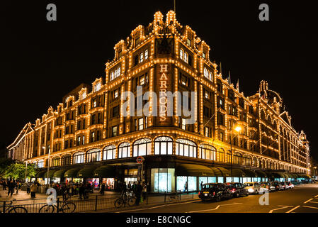 LONDON, Regno Unito - 25 settembre 2014: i famosi magazzini Harrods nel Sera di Settembre 25, 2014 a Knightsbridge in basso Foto Stock