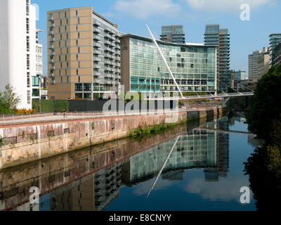 'Ponte' blocco di appartamenti, il Lowry Hotel Trinità e il ponte sul fiume Irwell, Salford, Manchester, Inghilterra, Regno Unito Foto Stock