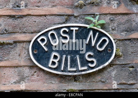 Metallo a 'Post le fatture non' segno, sulla linea ferroviaria archi, Whitworth Street, Manchester, Inghilterra, Regno Unito Foto Stock