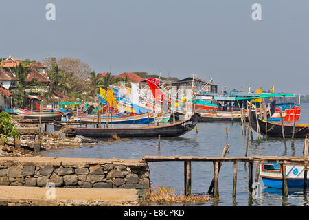 Cantiere o MARINA DI colorate barche da pesca ormeggiate nel porto o di Kochi COCHIN INDIA Foto Stock