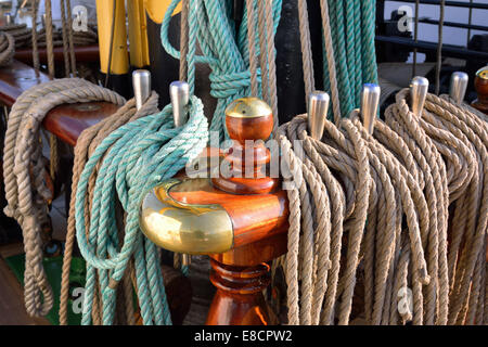 Allestimento di una vecchia nave a vela Foto Stock