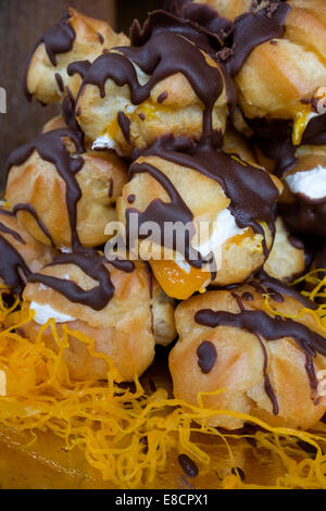 Immagine ravvicinata di profiteroles ricoperti di cioccolato Foto Stock