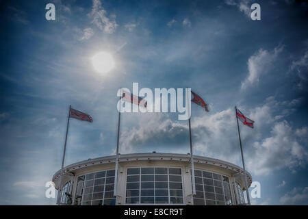 Bandiere oltre l'art deco padiglione sul molo di Worthing Foto Stock