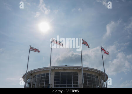 Bandiere oltre l'art deco padiglione sul molo di Worthing Foto Stock
