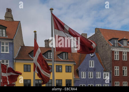 Danese battenti bandiere di Nyhavn, Copenaghen Foto Stock