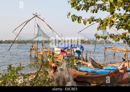 Reti CINESI A COCHIN O KOCHI INDIA con barche e reti redatto sulla spiaggia Foto Stock