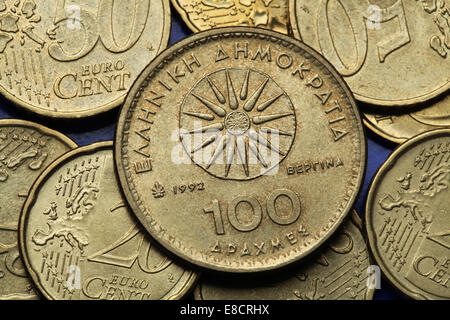 Monete della Grecia. La Vergina Sun noto anche come la stella macedone raffigurato in greco antico 100 dracme moneta. Foto Stock